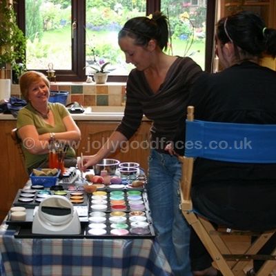 Face painting student